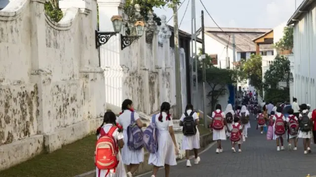 කතෝලික පාසල් වෙනම, බෞද්ධ පාසල් වෙනම තියාගෙන ජාතික සමගිය ඇතිකරන්න බැහැ.