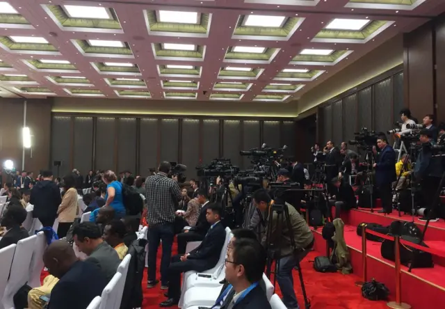 200多名記者等待習近平出席記者會。