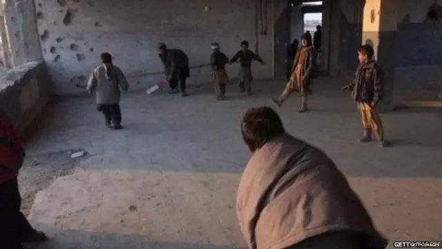 ਰਫਿਊਜ਼ੀ ਕੈਂਪ ਵਿੱਚ ਖੇਡਦੇ ਬੱਚੇ