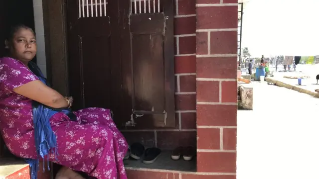 गंगा कहती हैं कि ये घर शाहरुख़ के दिए पैसों से बनवाया गया था