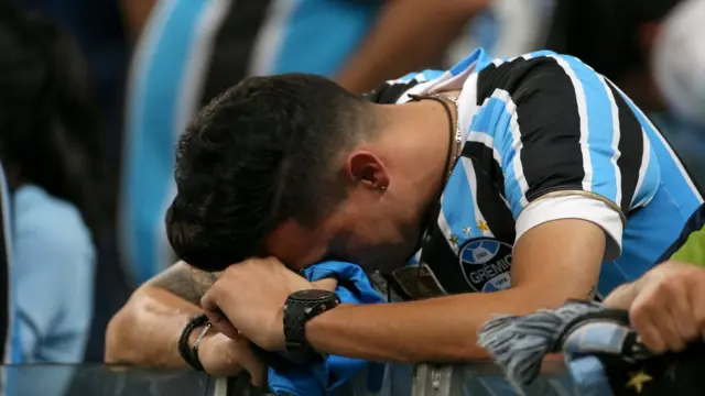 Un aficionado de Gremio llora la eliminación.