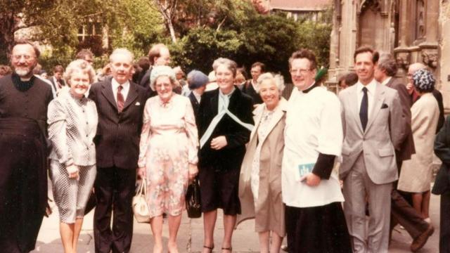 Стэнли Андерхилл (в белом одеянии) с близкими и дальними родственниками в день рукоположения