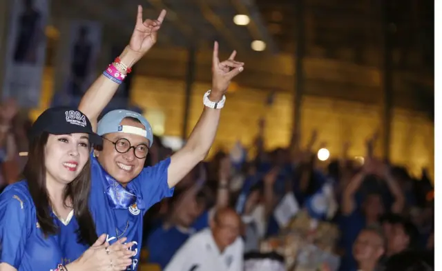 英プレミアリーグ優勝のレスター タイでファンら歓迎 - BBCニュース