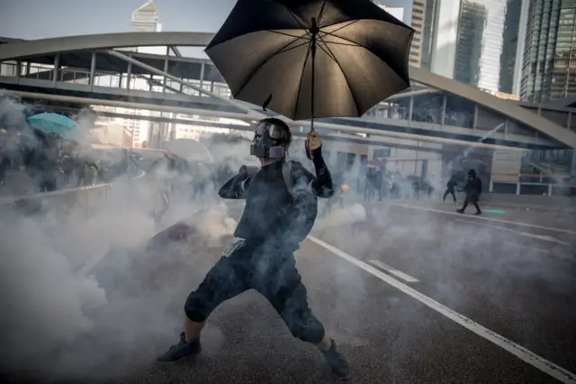 Un manifestante durante los enfrentamientos.