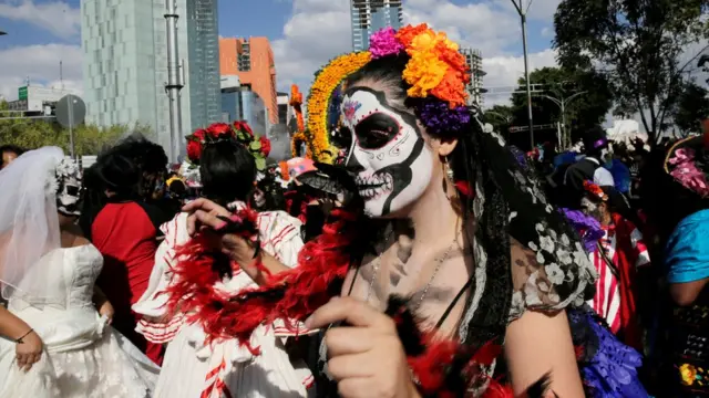 Женщина, загримированная скелетом