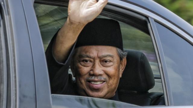 馬來西亞總理穆希丁宣誓就職後向記者招手