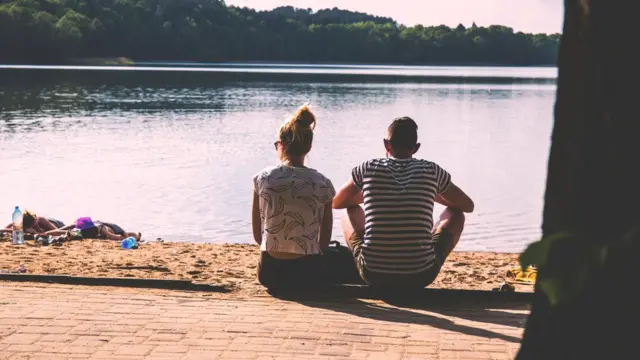 пара на березі річки