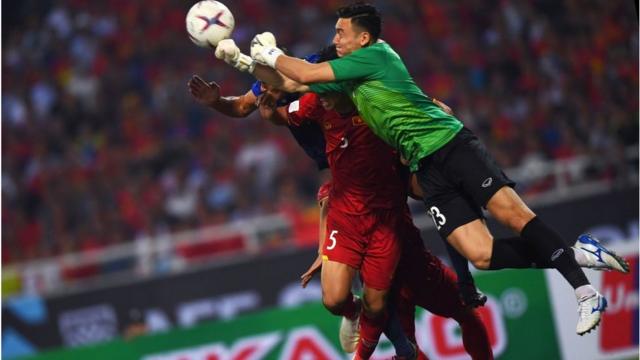 Thủ môn Đặng Văn Lâm trong một tình huống cứu nguy cho đội tuyển Việt Nam