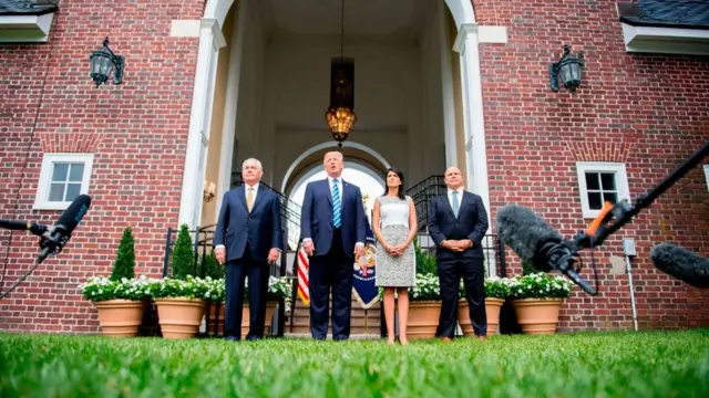 Trump dando declaraciones desde Nueva Jersey junto a Rex Tillerson, Nikki Haley y H. R. McMaster.