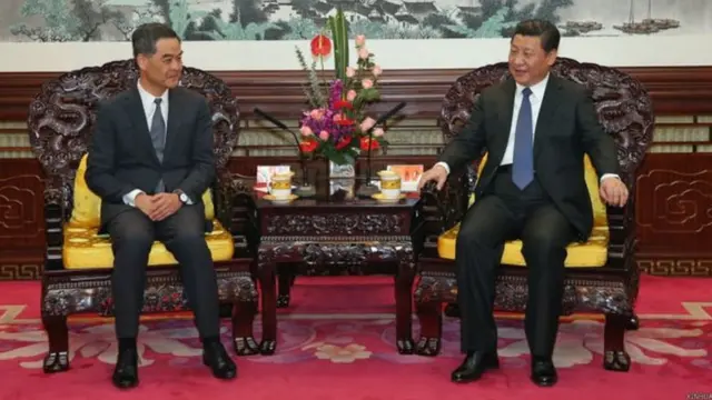 2014年12月,梁振英在北京向習近平述職,座位擺放是並排坐。