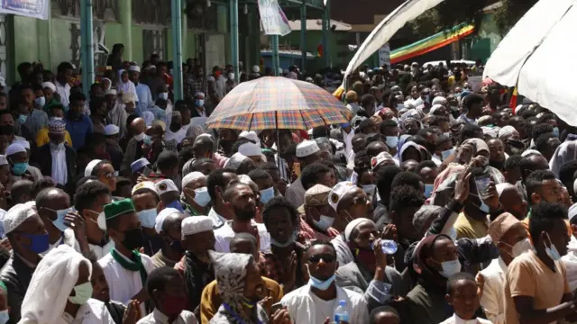 Mutane sun taru a masallacin Anwar domin nuna murna ga bikin Maulidin murnar zagayowar ranar haihuwar fiyayyen halitta Annabi Muhammad a Addis Ababa, babban birnin Ethiopia a ranar 29 ga watan Oktoba 2020.