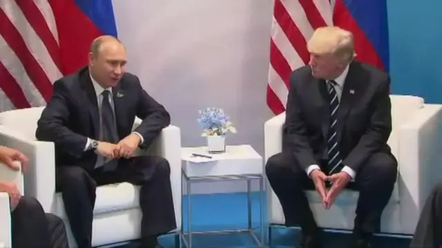 ทรัมป์กับปูตินนั่งบนเก้าอี้