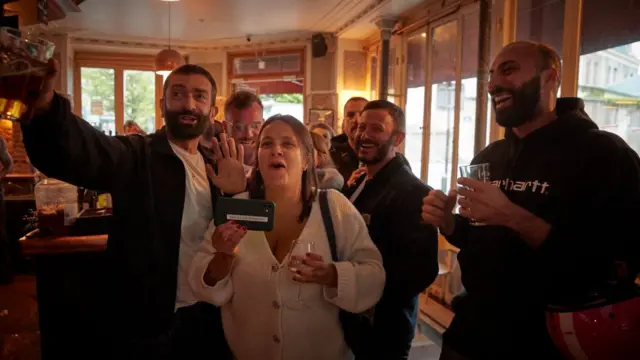 Macron'un zaferi kutlanıyor