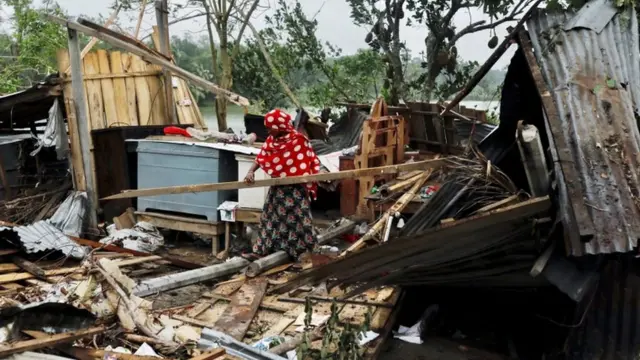 Una mujer camina sobre los escombros en Shatkhira, Bangladesh