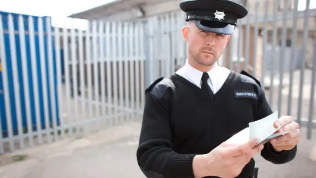 Agente de policía revisando pasaporte y mirando sospechosamente.
