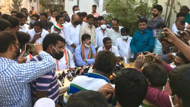 सोमवार को ऐश्वर्या के घर स्थानीय नेताओं और पत्रकारों की भीड़ रही