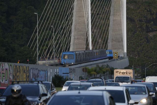 Linha 4 do Metrô, chegada à estação Jardim Oceânico, na Barra da Tijuca, no Rio de Janeiro.