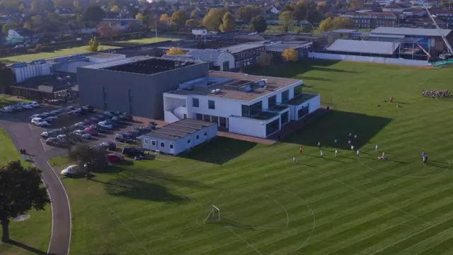 레이디 일레노어 홀스 학부모들은 자녀의 방에서 핸드폰,TV.컴퓨터를 치우라고 권유받았다