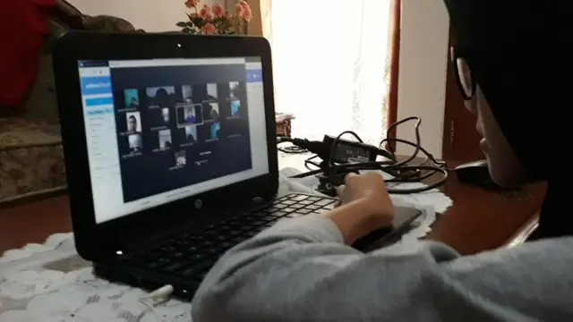 Belajar di rumah melalui aplikasi zoom meeting.