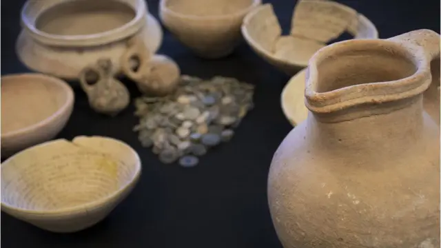 قطع من العظام والعاج من فترة ظهور الكتاب المقدس عثر عليها إلى جانب قطع فخار قديمة.