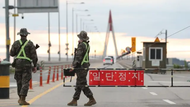 철책선을 검문하는 한국 군 장병