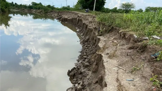 शेतरस्ता वाहून गेला आहे.