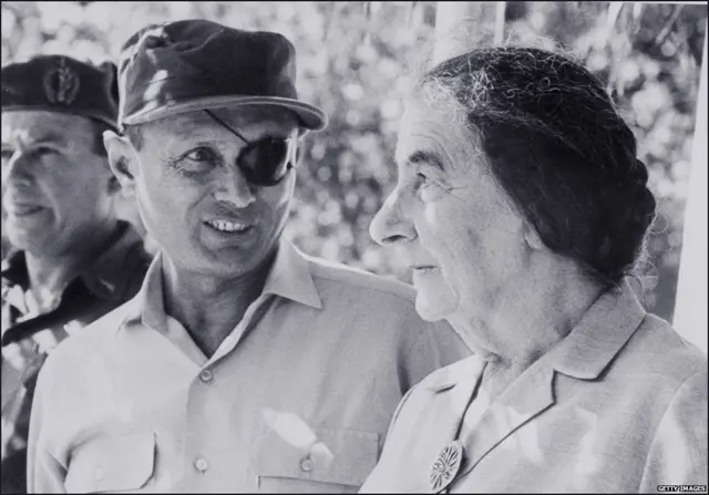 मोशे दायान इसराइल की पूर्व प्रधानमंत्री गोल्डा मेयर के साथ