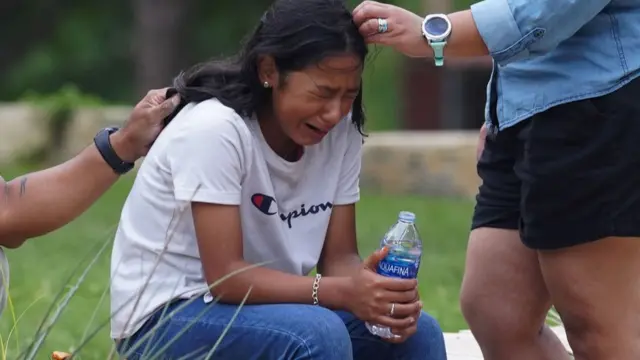 Девушка у здания школы в Техасе