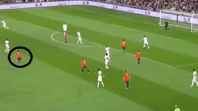 توپ نزدیک محوطه جریمه تونس از دست رفته و هشت بازیکن اسپانیا به جای برگشتن به سمت زمین خودی به سرعت یک خط پرس پرفشار ایجاد می‌کنند. به حرکت بوسکتس به سمت بازیکن آزاد میانه میدان دقت کنید.