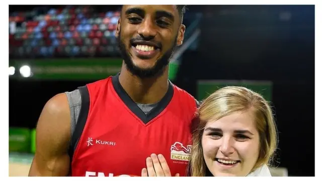 Georgia Jones akionyesha pete ya uchumba aliyovalishwa na mchumba wake