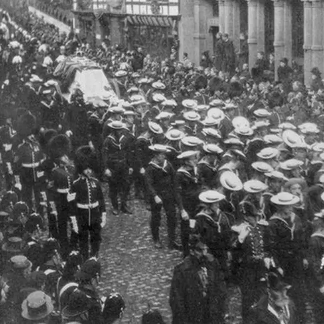 Marinheiros da Marinha Real puxando a carruagemcopa del rey palpitesarmas com o caixão da Rainha Vitória durante seu funeralcopa del rey palpites1901