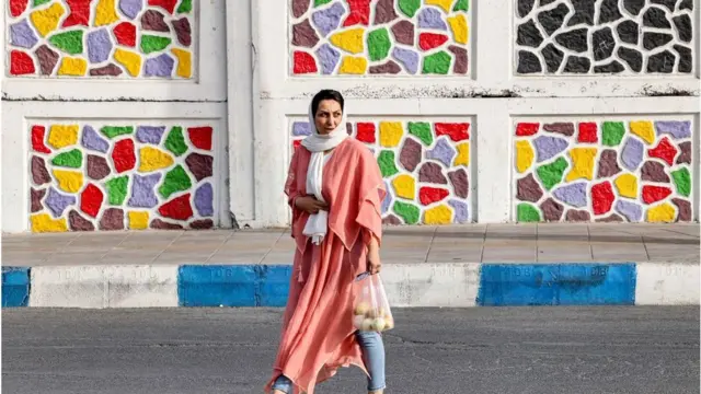 سيدة إيرانية في الشارع