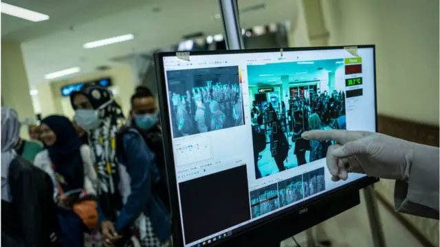 বিমানবন্দরে যাত্রীদের স্ক্রিনিং করা হচ্ছে।