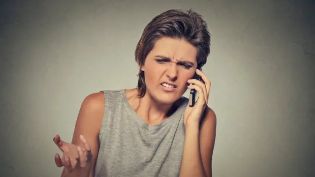 mujer usando celular