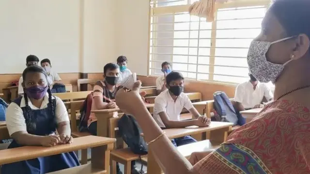 विद्यार्थिनी