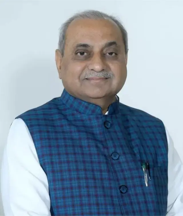 તેમના પિતા કૉંગ્રેસી હતા પરંતુ નીતિન પટેલ 18 વર્ષના હતા ત્યારથી ભાજપ સાથે જોડાયેલા છે