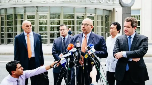 Abogados de Joaquín Guzmán hablan con la prensa