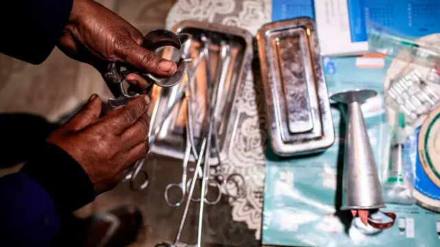 Une femme qui pratique des avortements clandestines montre son matériel de travail