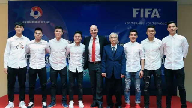 Chủ tịch Fifa Gianni Infantino thăm Việt Nam và chụp hình với U23 Việt Nam