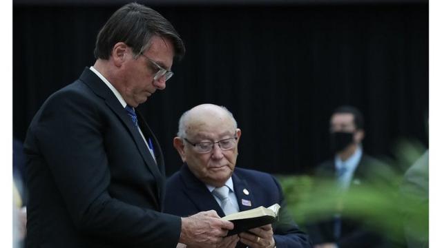 Presidente Jair Bolsonaro ao lado do pastor Wellington Bezerra da Costa, líder da Confradesp,apostas de roletacultoapostas de roletaSão Paulo