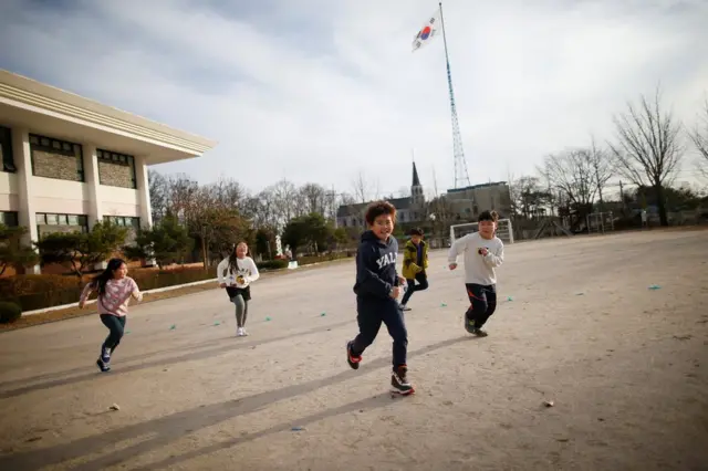 Niños corren en Corea del Sur