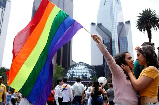 दुनिया, फुटबॉल विश्व कप, रूस, नेपाल, गे परेड, जंगल की आग