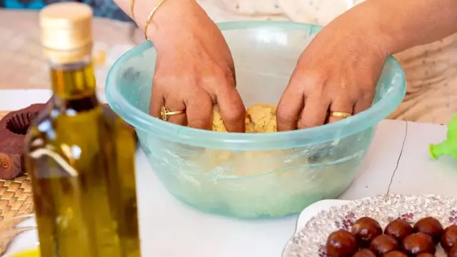 Le maamoul est généralement fabriqué à partir d'une pâte de semoule et est aromatisé au mahlab et au mastic