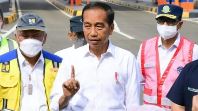 Presiden Joko Widodo memberikan keterangannya kepada awak media di Gerbang Tol Gabus, Kabupaten Bekasi, Provinsi Jawa Barat, Selasa (20/9).