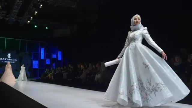 یوې ماډې د واده د کالیو ننداره وړاندې کړه