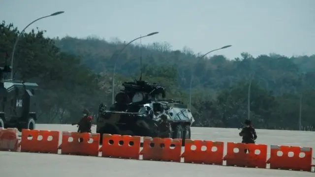 میانمار کے دارالحکومت میں ایک فوجی چیک پوائنٹ