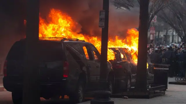Washington'daki eylemde ateşe verilen araç