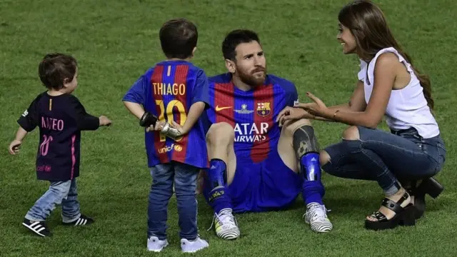 Lionel Messi oo ay garoonka ugu tageen Antonella Roccuzzo iyo labadooda wiil