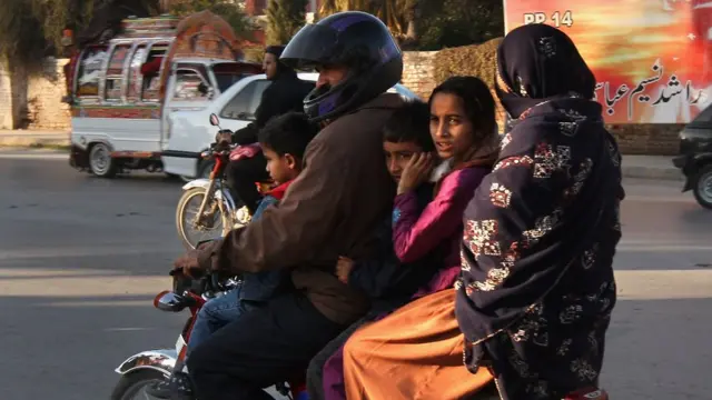 સ્કૂટર પર પરિવાર