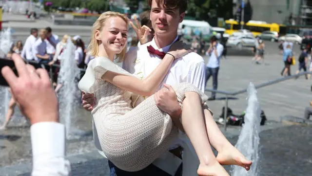 Випускники біля фонтану на Майдані Незалежності